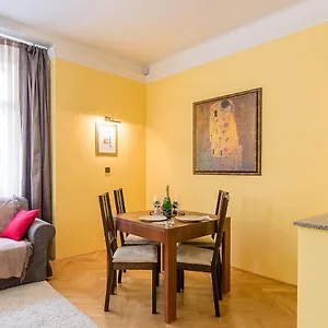  Apartment In Heart Of Prague - 2Br 2Ba Elegant Downtown Apt