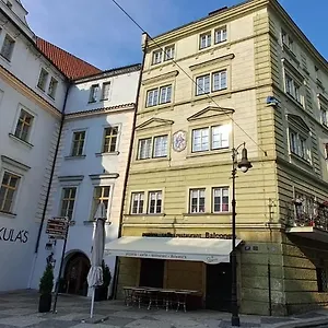 At The Blue Lion & Parking Assistance Apartament